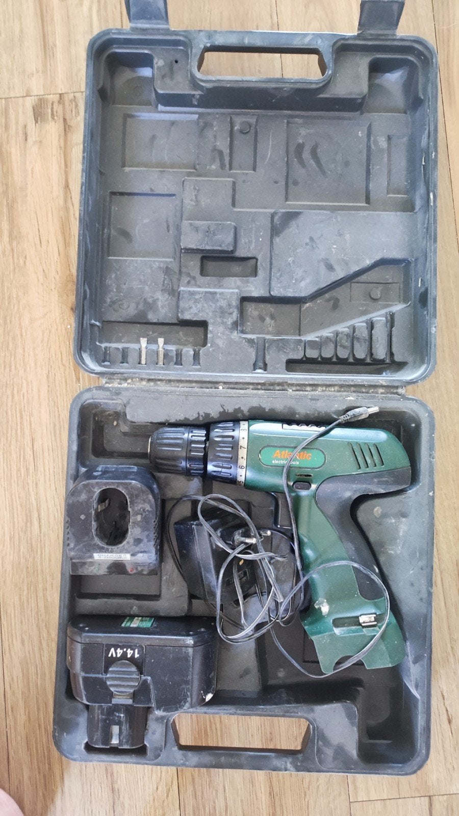 Accuboormachine Atlantic 14.4V met lader en koffer, Doe-het-zelf en Verbouw, Ophalen, Gebruikt, Minder dan 400 watt, Boor- en Schroefmachine