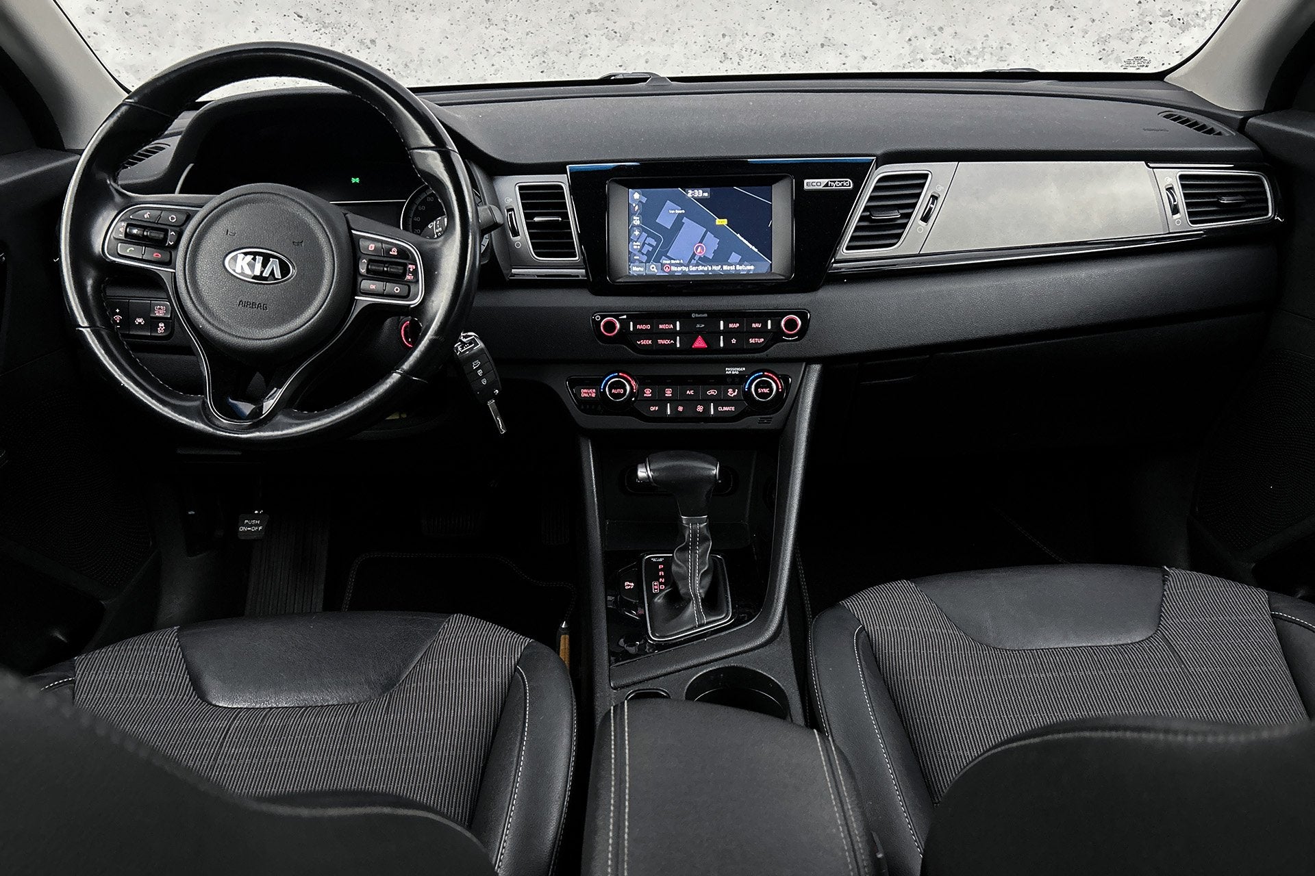 Kia Niro 1.6 GDi Hybrid DynamicLine | Camera | Half lederen, Auto's, Gebruikt, Met garantie (alle), Leder en Stof, Zwart