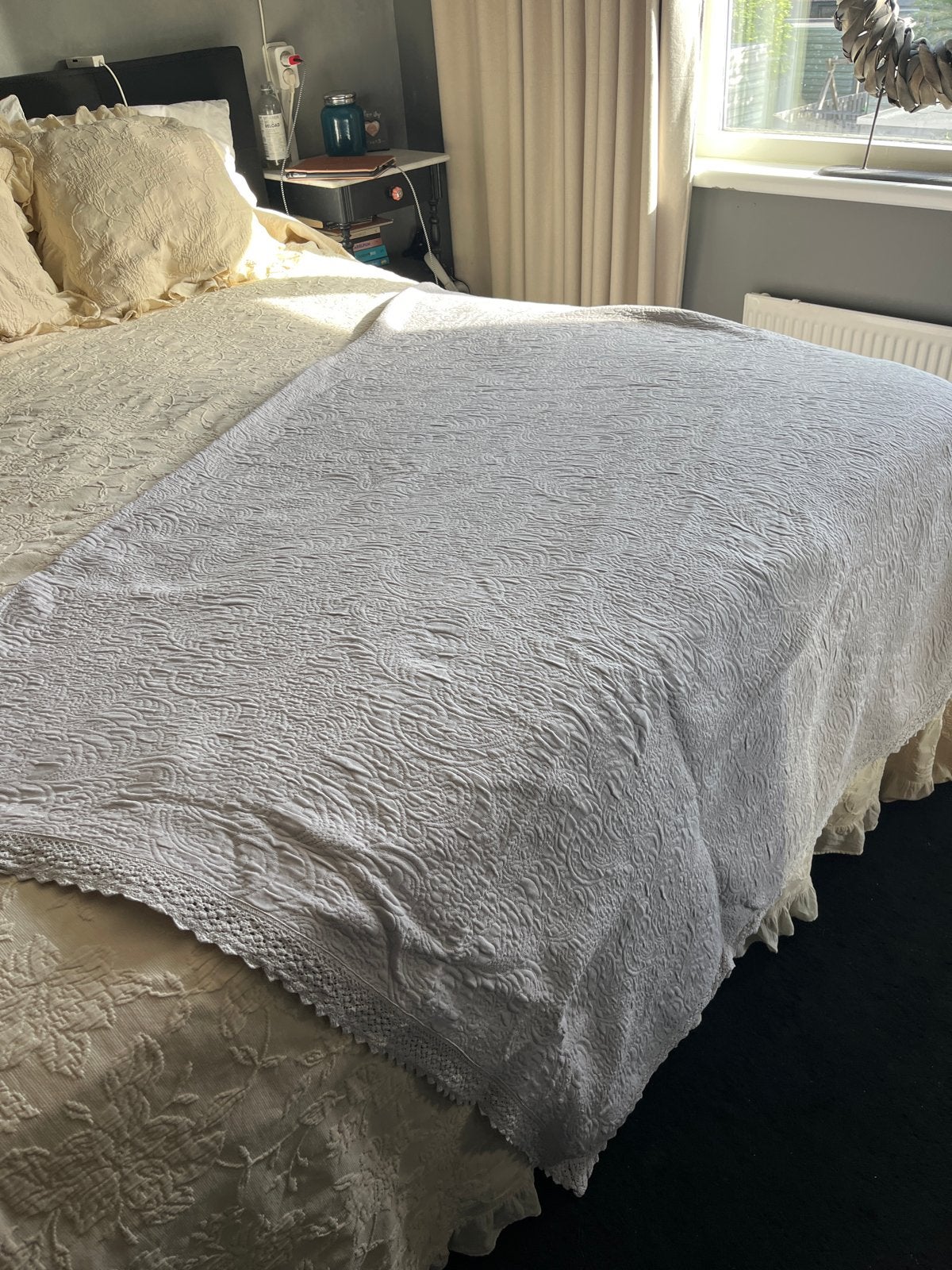 Mooie katoene grijze sprei met gehaakte rand, Huis en Inrichting, Katoen, Tweepersoons, Ophalen of Verzenden, Zo goed als nieuw