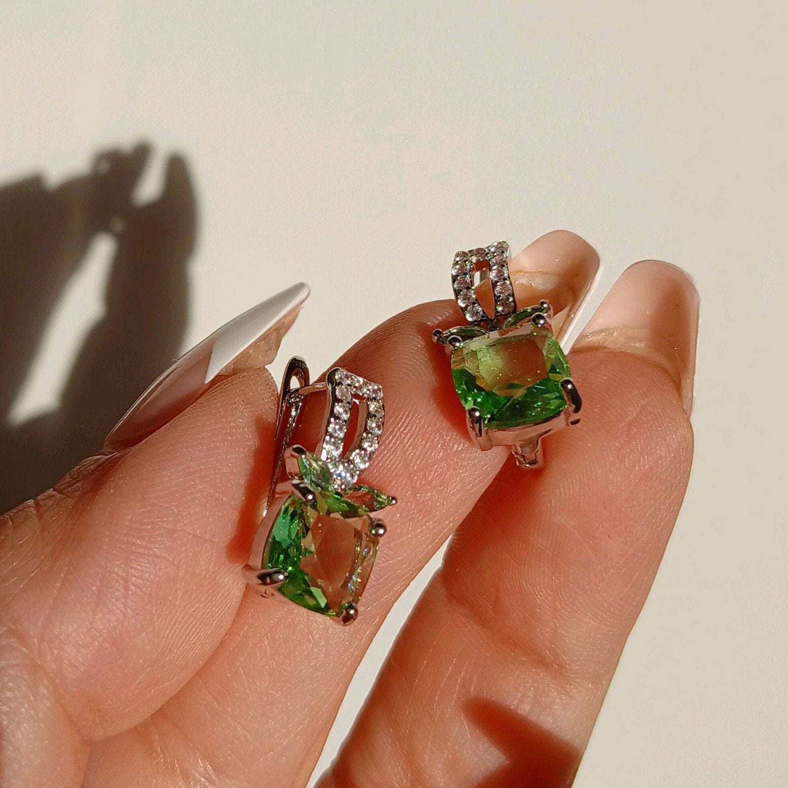Elegante oorbellen met groene steen, Ophalen of Verzenden, Nieuw, Groen, Hangers