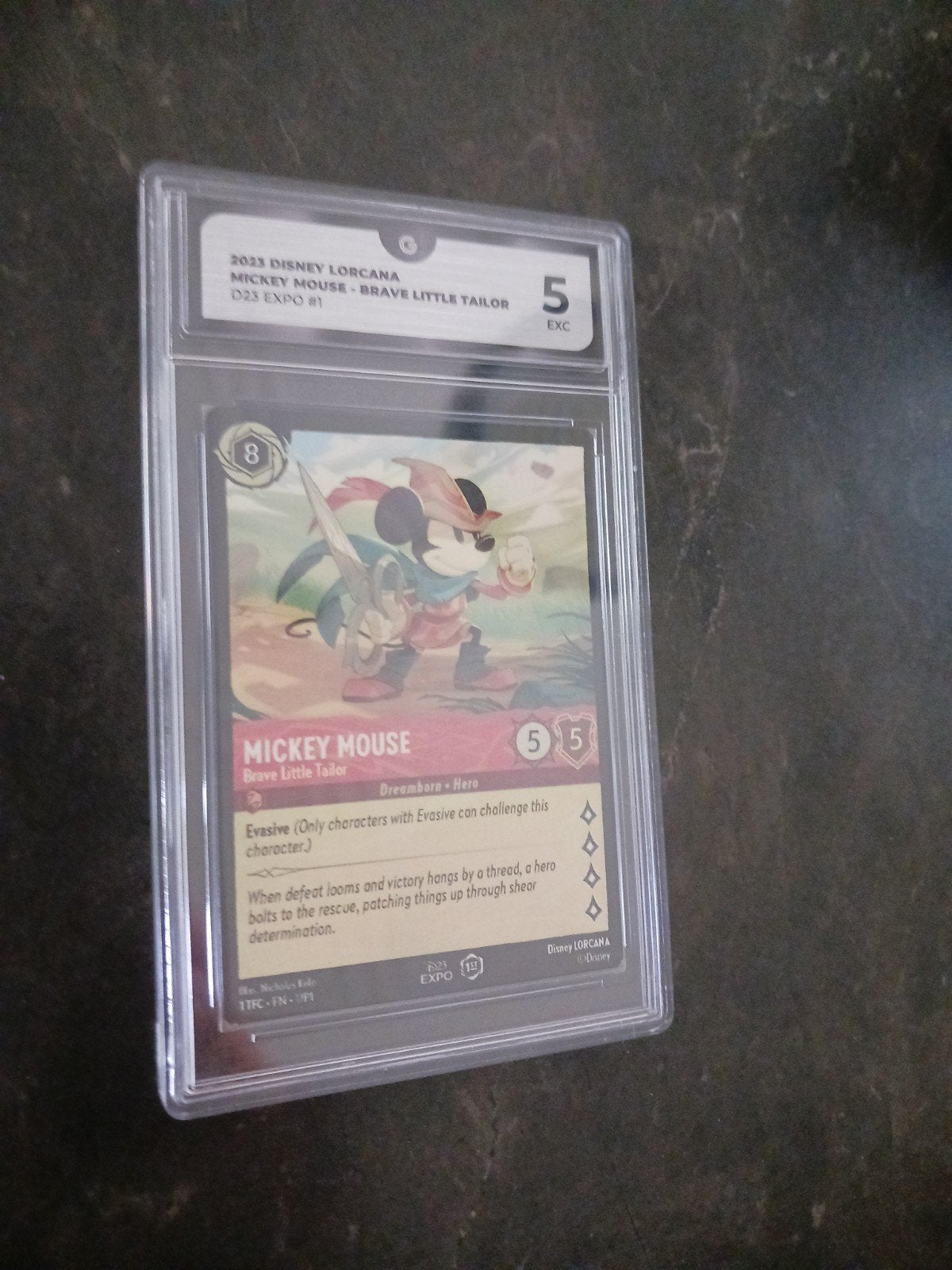 Lorcana  d 23 Mickey Mouse Brave Little Tailor Graded, Hobby en Vrije tijd, Verzamelkaartspellen | Overige, Ophalen of Verzenden