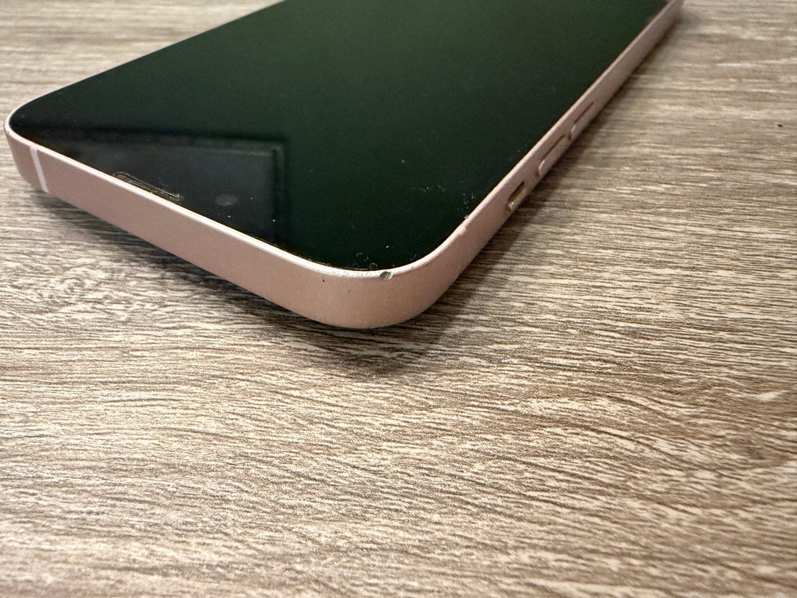 Foto 3 van iPhone 13 met defecte oplaadpoort
