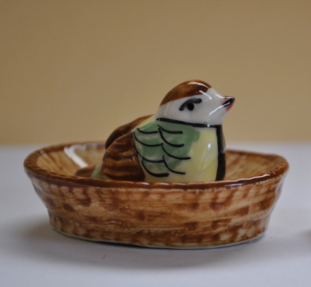 Vintage KLEIN Beeldje Vogel Vogelnest 5 cm, Ophalen of Verzenden, Gebruikt, Vogel, Beeldje of Figuurtje