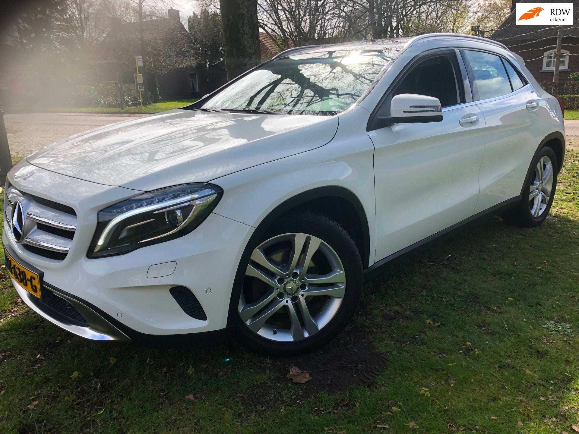 Mercedes-Benz GLA-klasse 180 Night Edit.Plus/PANO/Topstaat!, Gebruikt, 4 cilinders, 715 kg, Leder en Stof