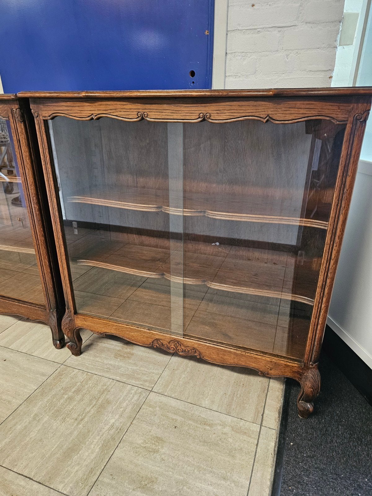 2x Vitrinekast Hout met Glazen Schuifdeuren, 100 tot 150 cm, Glas, Ophalen of Verzenden, Nvt