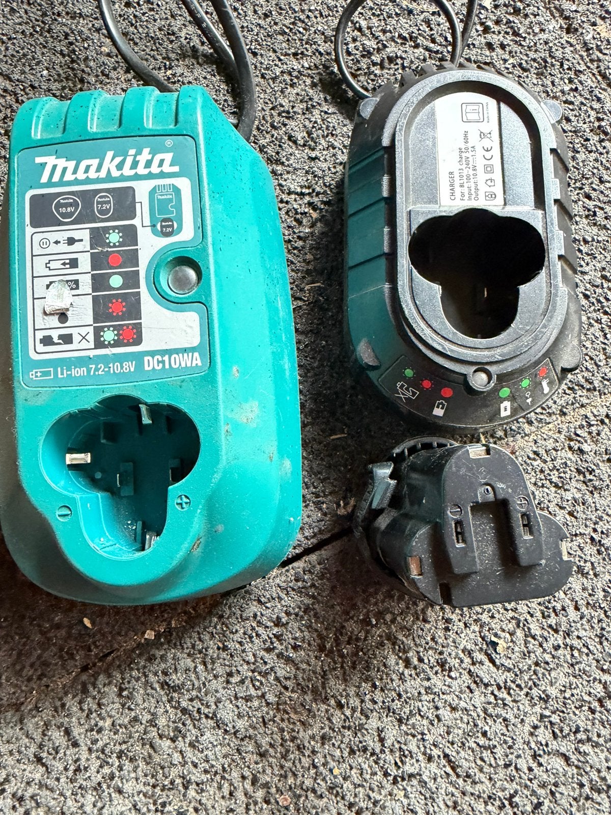 2 opladers voor een makita haakse schroeftol.incl 1 accu, Ophalen of Verzenden, Gebruikt