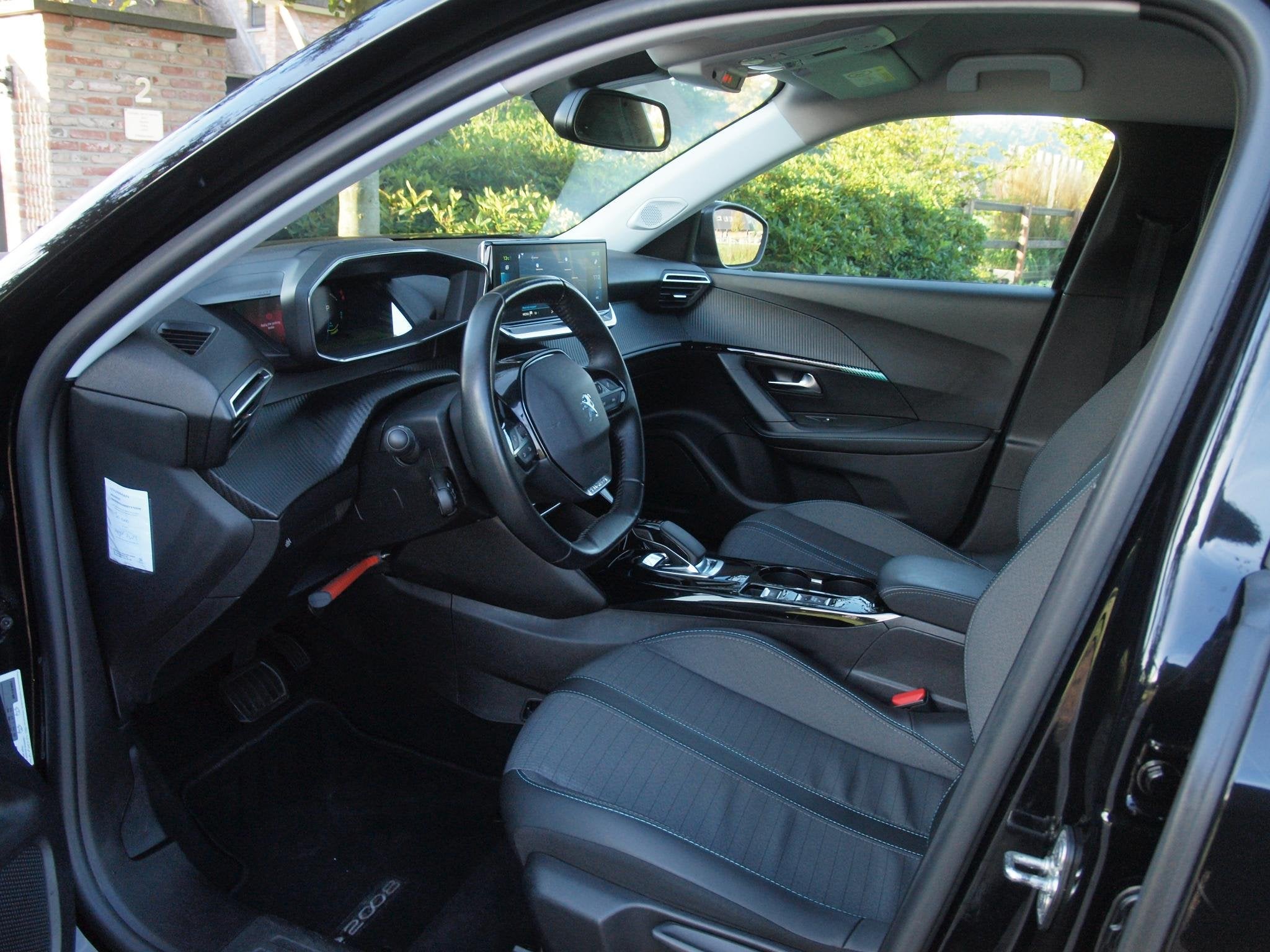 Peugeot e-2008 EV Blue Lease Allure 50 kWh | SOH 94% | Camer, Dealer onderhouden, 136 pk, Gebruikt, Zwart