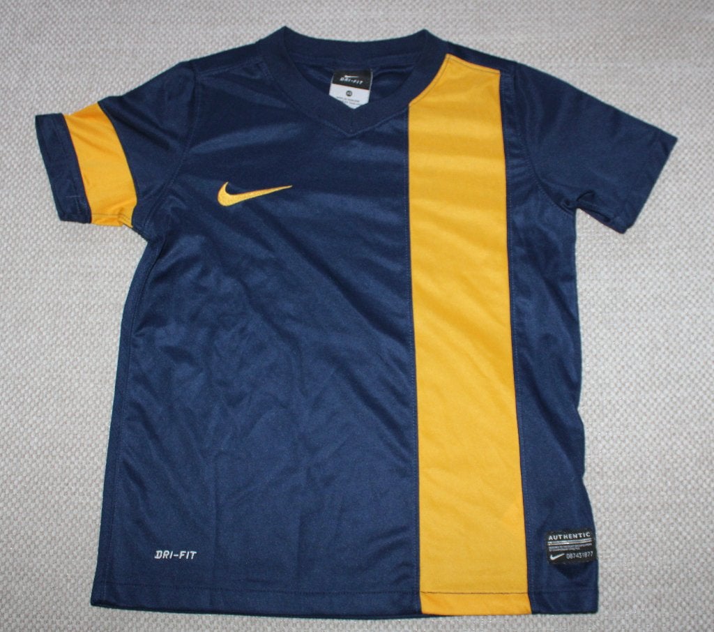 Sportshirt van Nike 122/128, Kinderen en Baby's, Kinderkleding | Maat 122, Gebruikt, Sport- of Zwemkleding, Ophalen of Verzenden