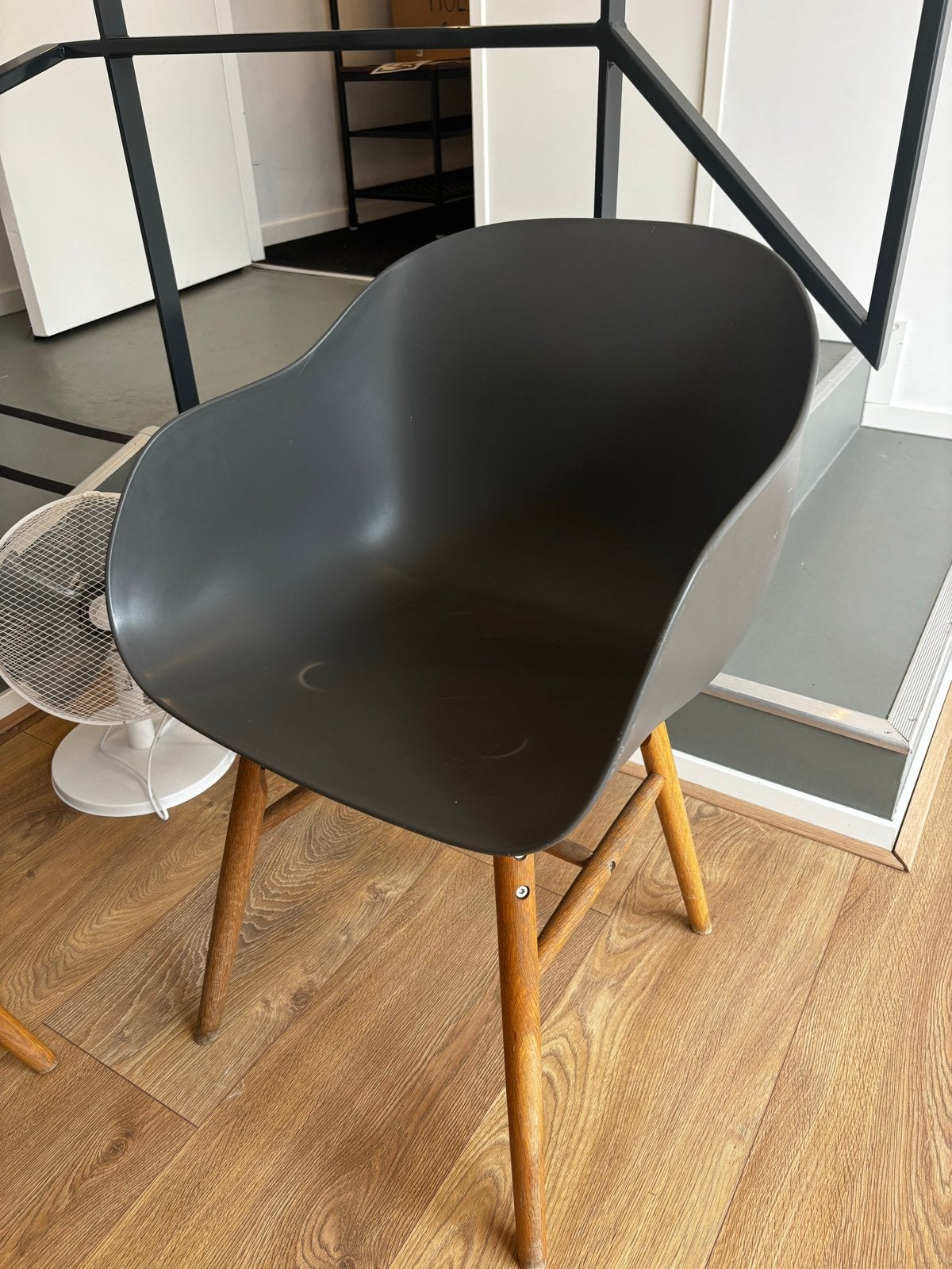 Twee stuks moderne donkergrijze stoel met houten poten, Ophalen, Gebruikt, Zwart, Eén