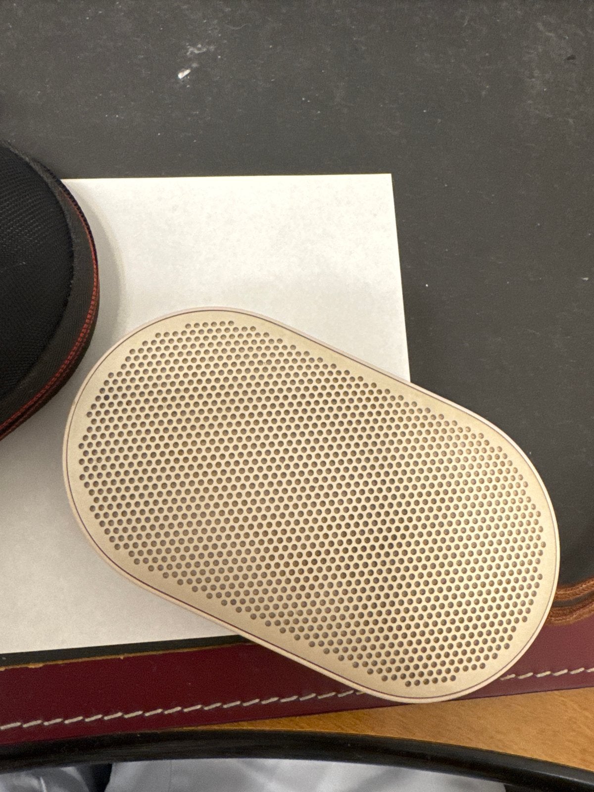 B&O Beoplay P2 Draagbare Bluetooth Speaker met hardcase, Gebruikt, Ophalen of Verzenden, Draagbare speaker, Bang & Olufsen