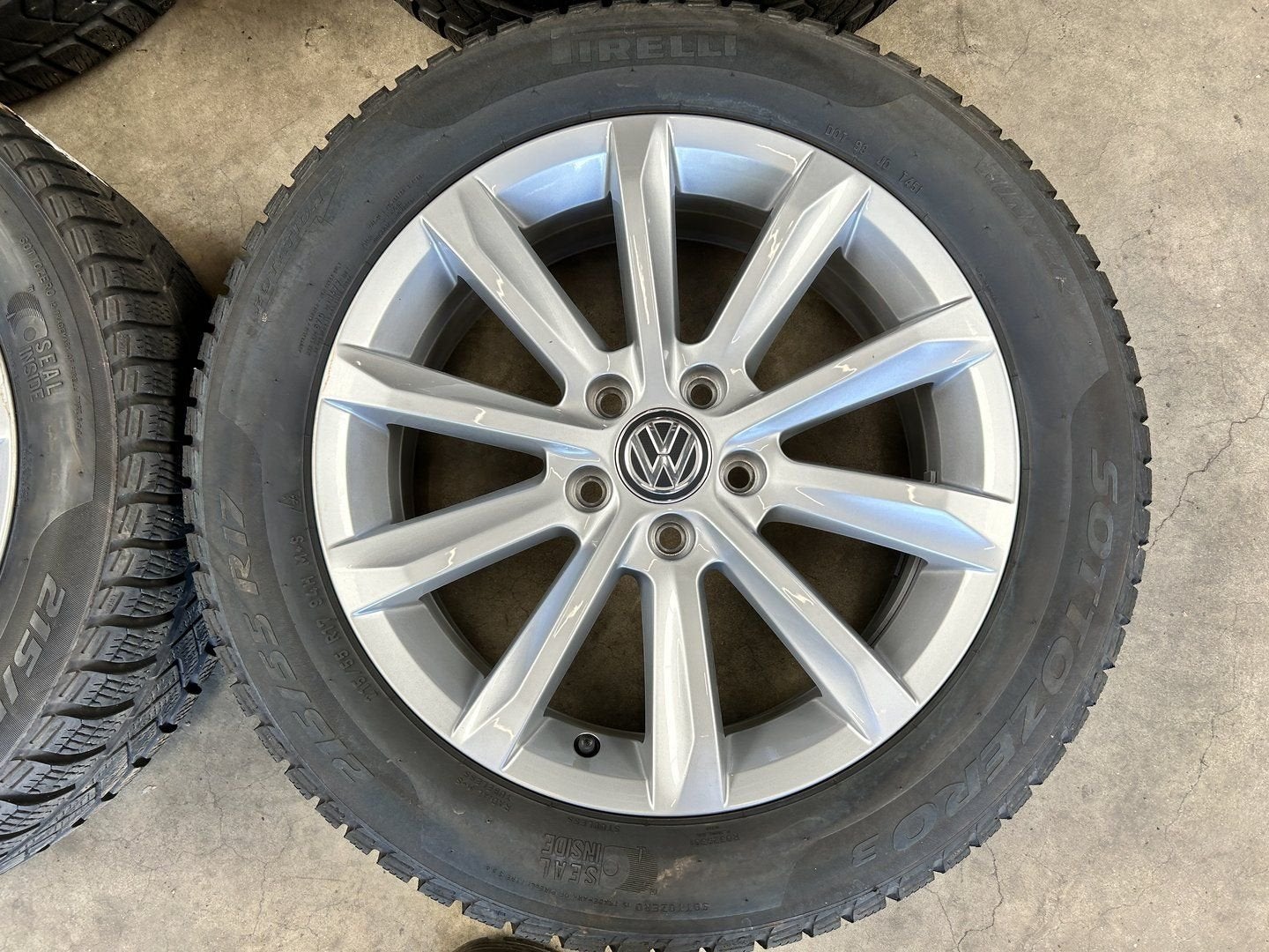 ✅ 17 inch originele Helsinki velgen + winterbanden VW Passat, Auto-onderdelen, -, -, Banden en Velgen, 17 inch