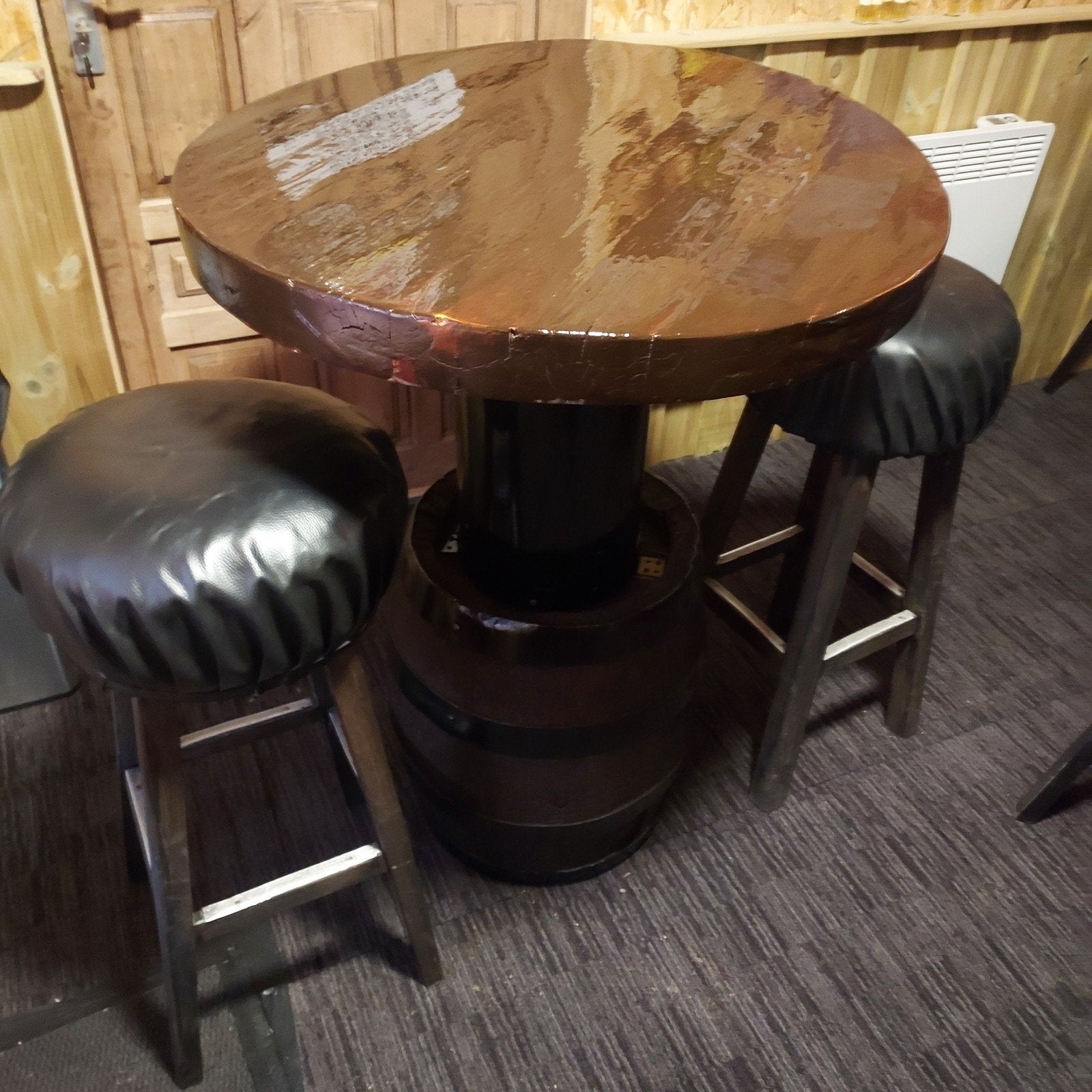Unieke bartafel met 2 krukken - Hout & Leer, Ophalen of Verzenden