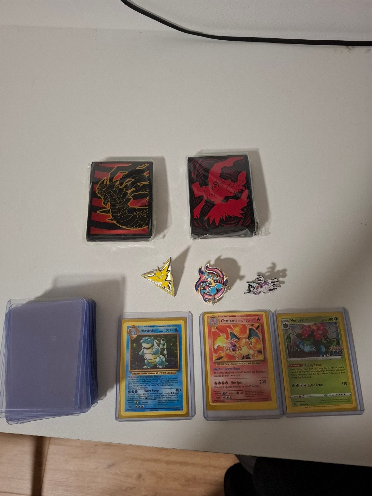 - Blastoise, Charizard, Venusaur en sleeves en hoesjes., Ophalen of Verzenden, Zo goed als nieuw, Meerdere kaarten
