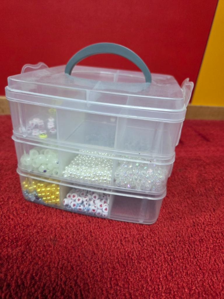 Sorteerdoosje met kraaltjes., Ophalen of Verzenden
