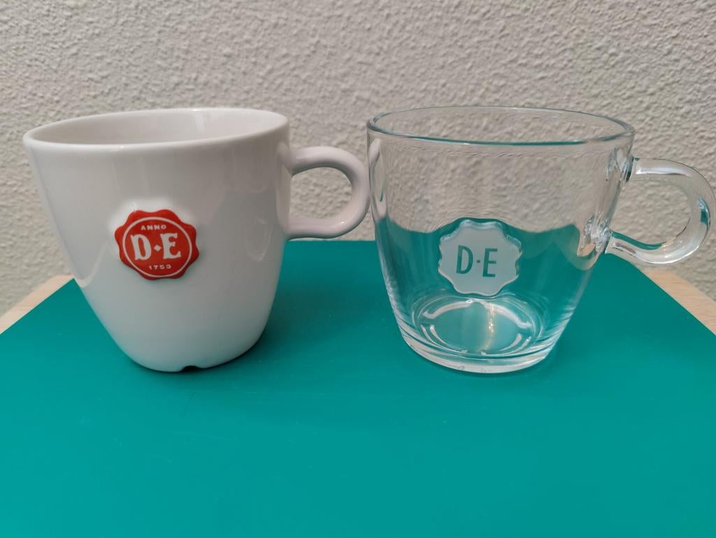 Douwe Egberts koffiemok en een koffie glas, beide met zegel, Verzenden, Zo goed als nieuw, Overige stijlen, Kop(pen) en/of Schotel(s)