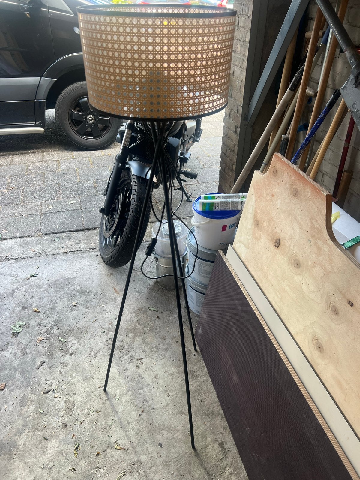Stijlvolle rotan vloerlamp op driepoot, Ophalen, Gebruikt, Metaal, 100 tot 150 cm