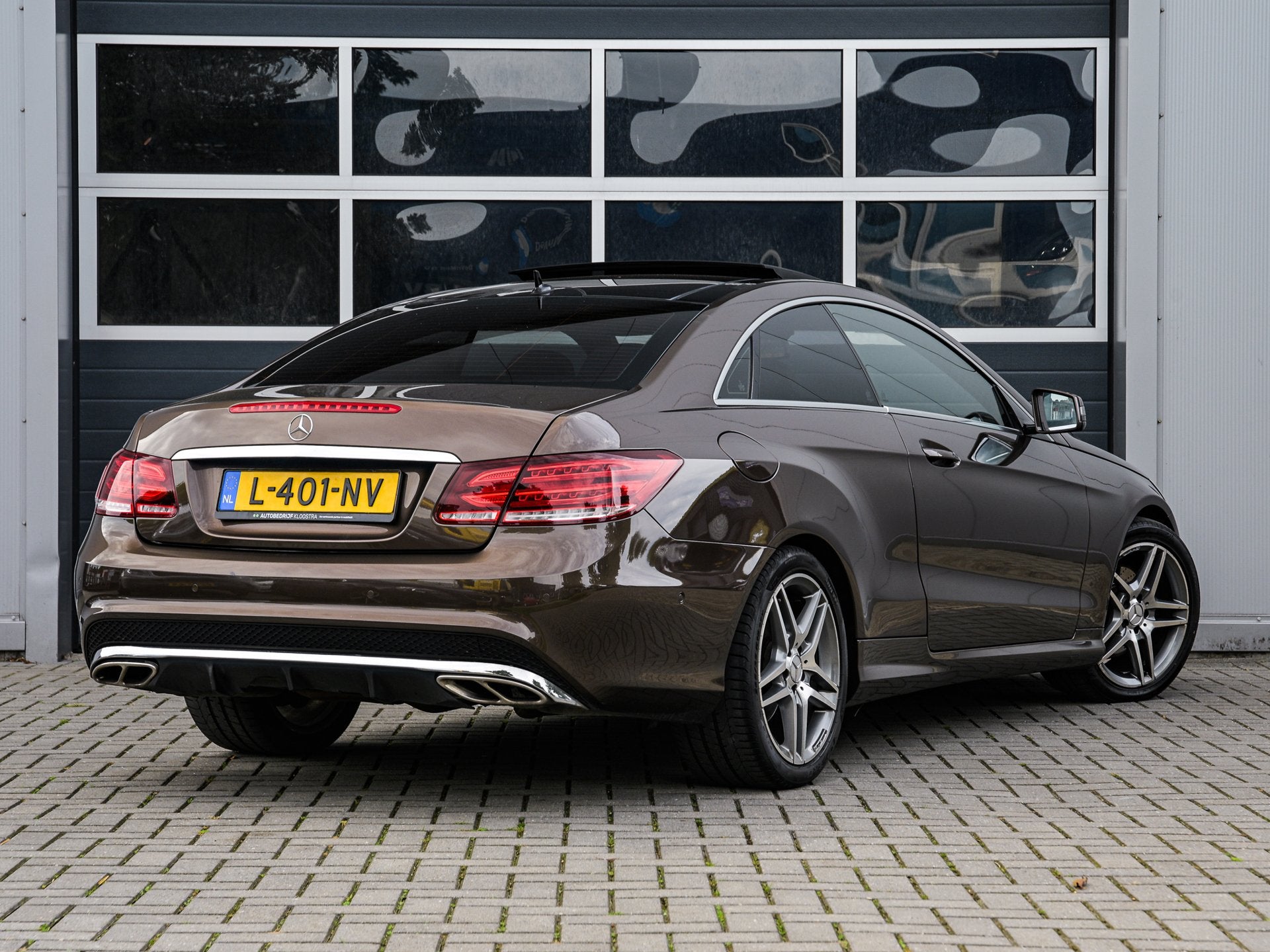 Mercedes-Benz E-klasse Coupé 200 CGI | AMG | Panoramadak |, Auto's, Automaat, Achterwielaandrijving, 4 cilinders, Bruin