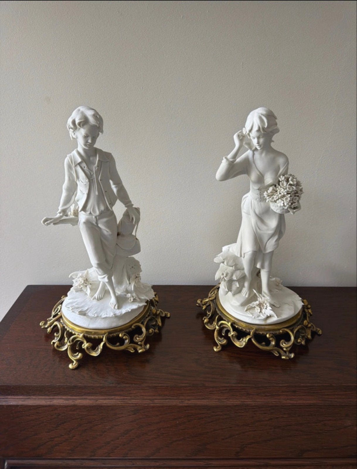 Prachtig paar Italiaanse biscuitporseleinen beelden, Ophalen, Beeld, Man, 20 - 50 cm