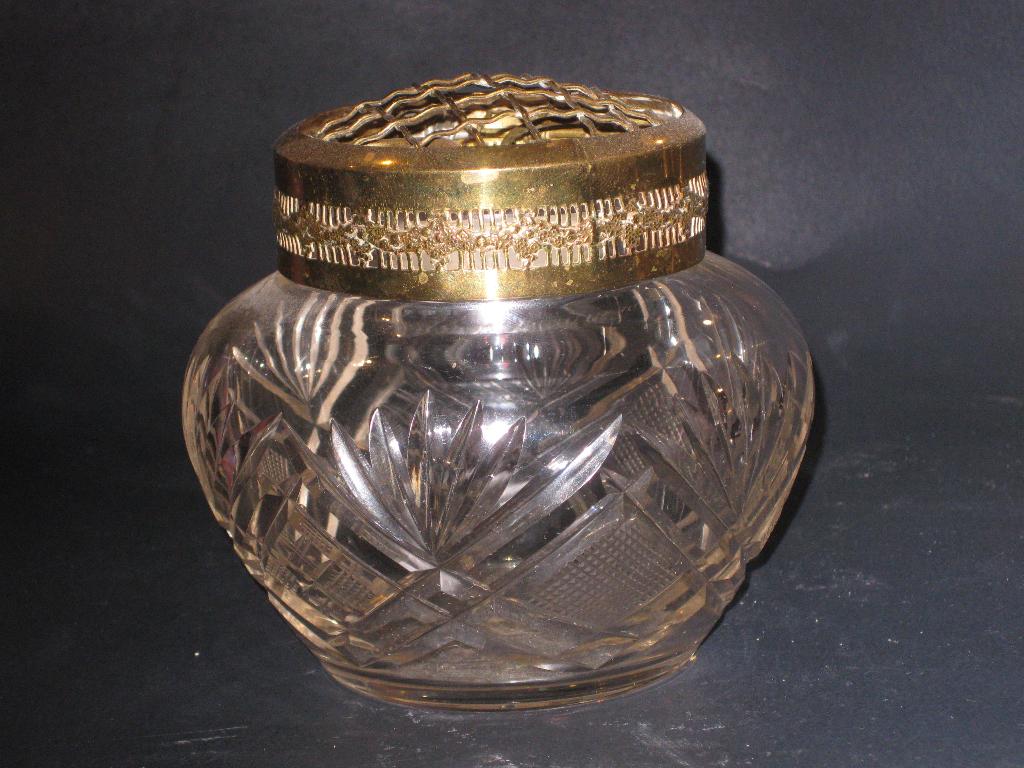 Rozenbowl Wilhelmina Waaier Geslepen Kristal Messing Steker, Antiek en Kunst, Antiek | Glas en Kristal, Ophalen