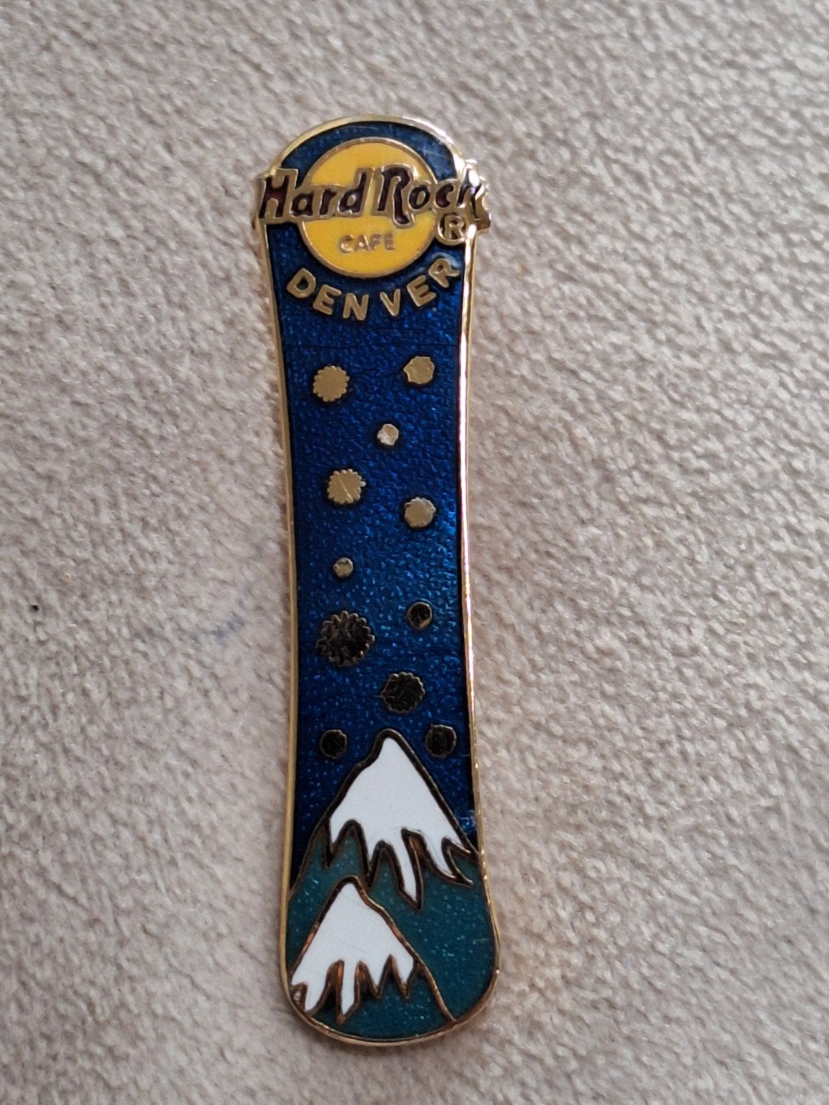 Hard Rock Cafe: DENVER ,USA. Emaille Snowboard Speld, Verzenden, Zo goed als nieuw, Merk, Speldje of Pin