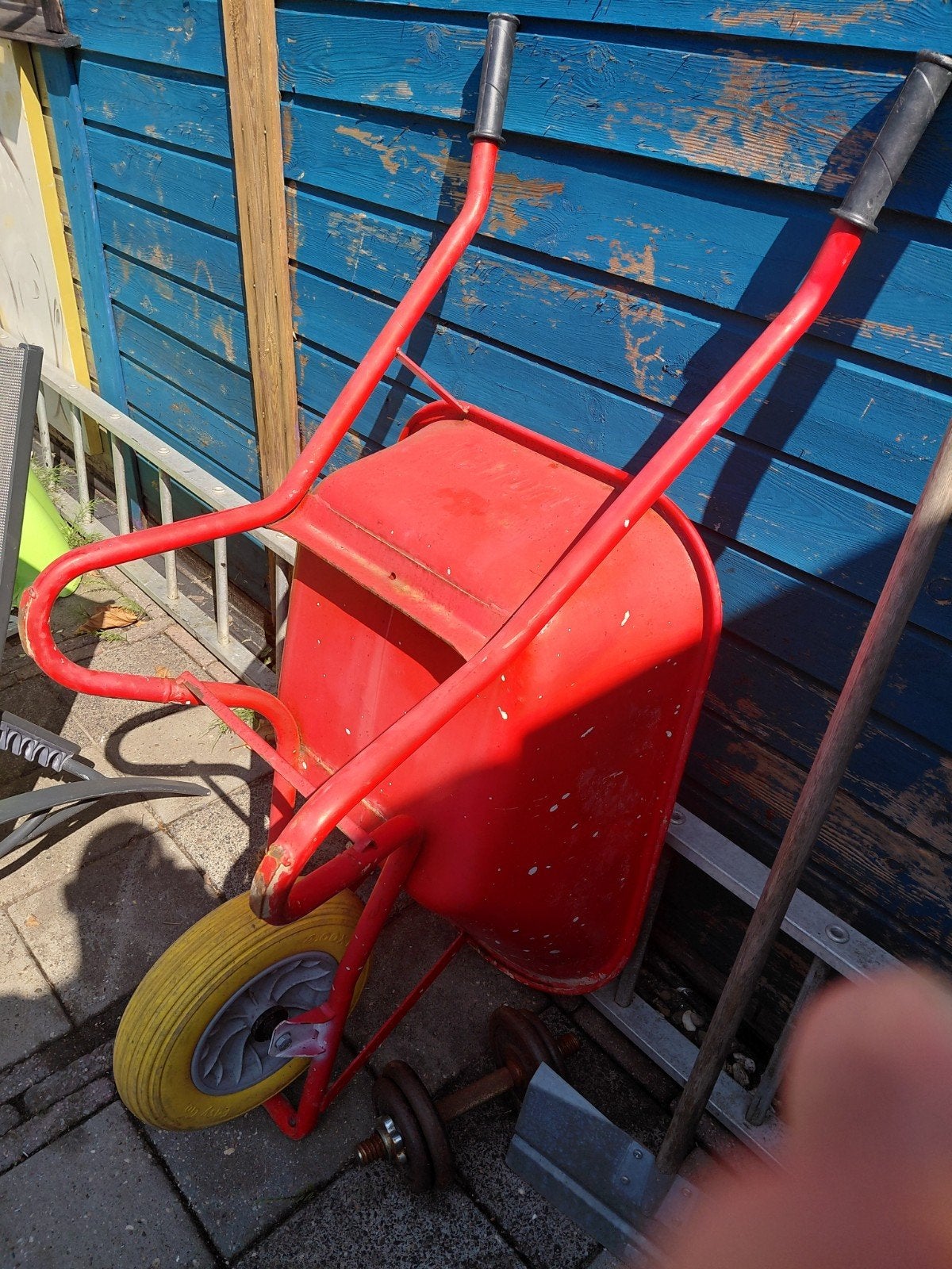 Stevige rode kruiwagen met geel wiel, Ophalen of Verzenden