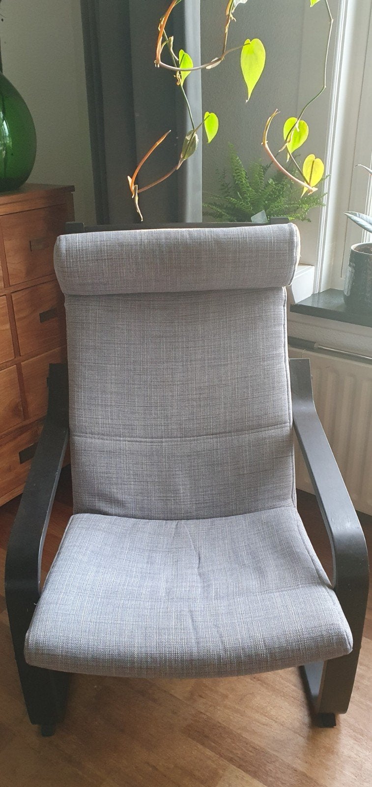 Comfortabele grijze fauteuil met donkerhouten frame, Huis en Inrichting, Ophalen, Gebruikt, Modern, Comfortabel, Hout