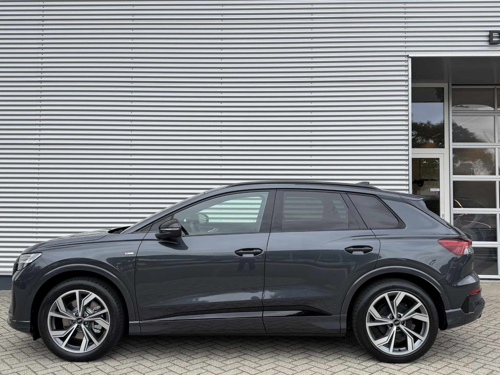 Audi Q4 e-tron S edition e-tron 45 82 kWh 210 kW / 286 PK SU, Auto's, Achterwielaandrijving, 510 min, Zwart, 82 kWh