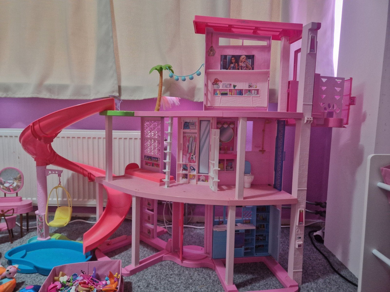Grote Barbie huis en poppen collectie met accessoires