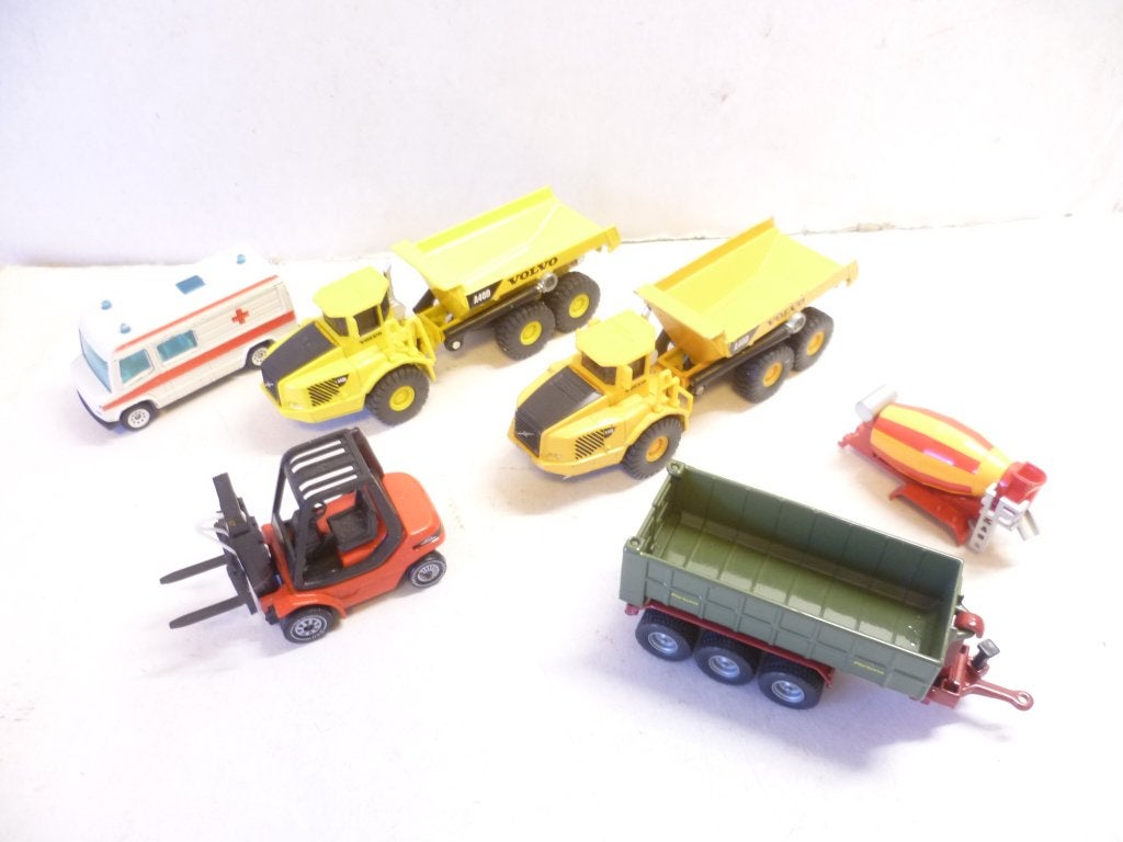 Siku 2 stuks Volvo A400 13cm Linde A30 7cm Ambulance enz.., Ophalen of Verzenden, Zo goed als nieuw, Auto