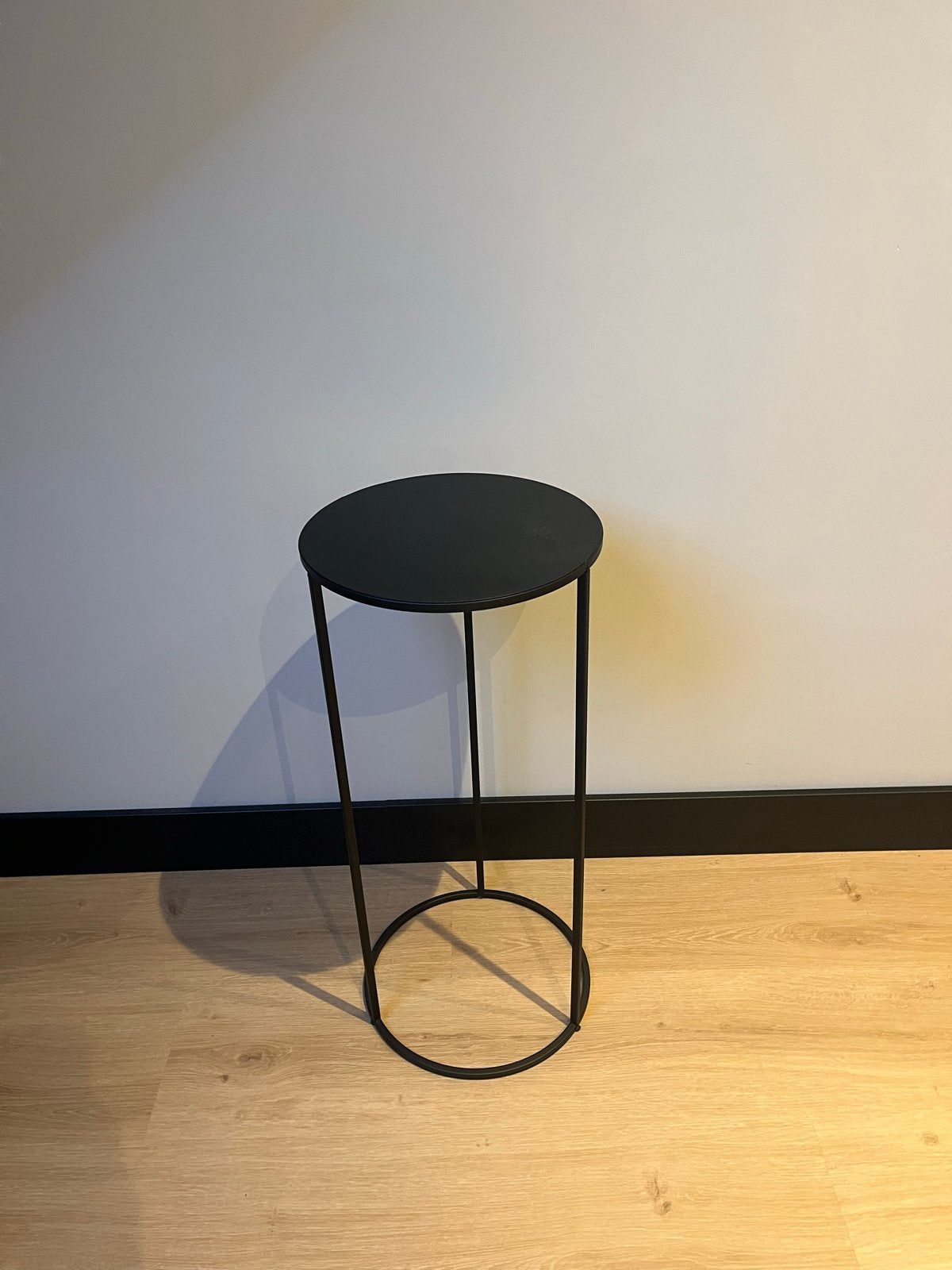 Zwarte metalen bijzettafel/plantenstandaard, Minder dan 55 cm, Metaal of Aluminium, Rond, Ophalen of Verzenden