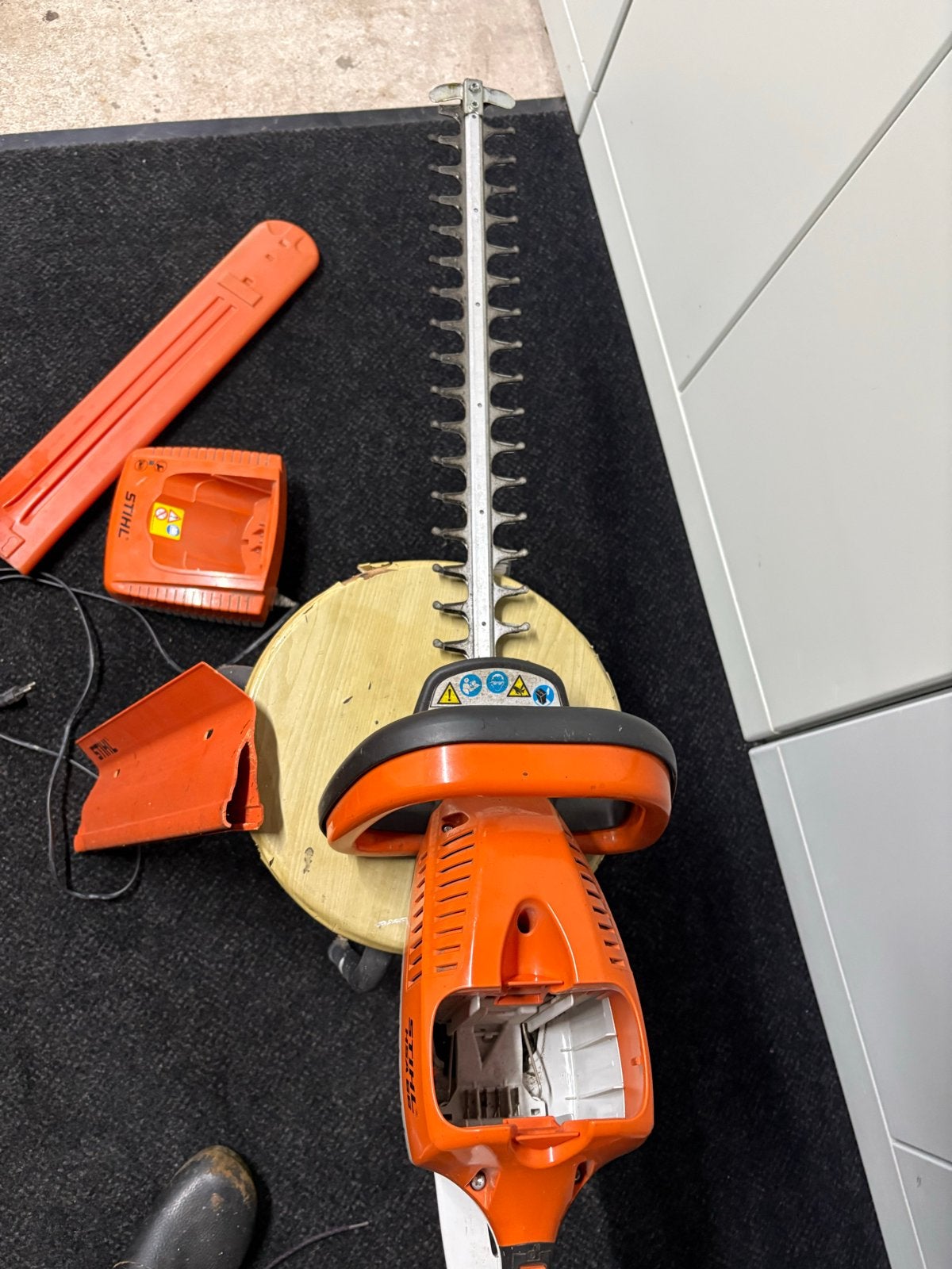 Stihl HSA 66 heggenschaar met lader (excl. accu), Ophalen of Verzenden, Zo goed als nieuw, Elektrisch