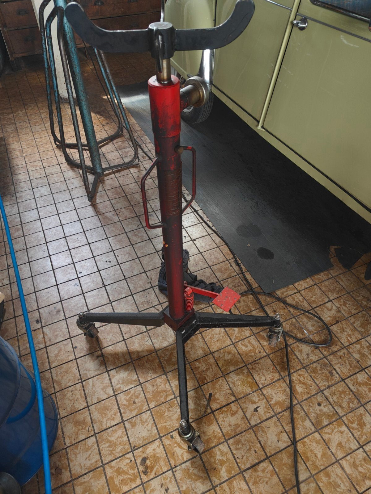 Hydraulische versnellingsbak krik op wielen, Ophalen, Gebruikt, Hydraulisch, Garagekrik