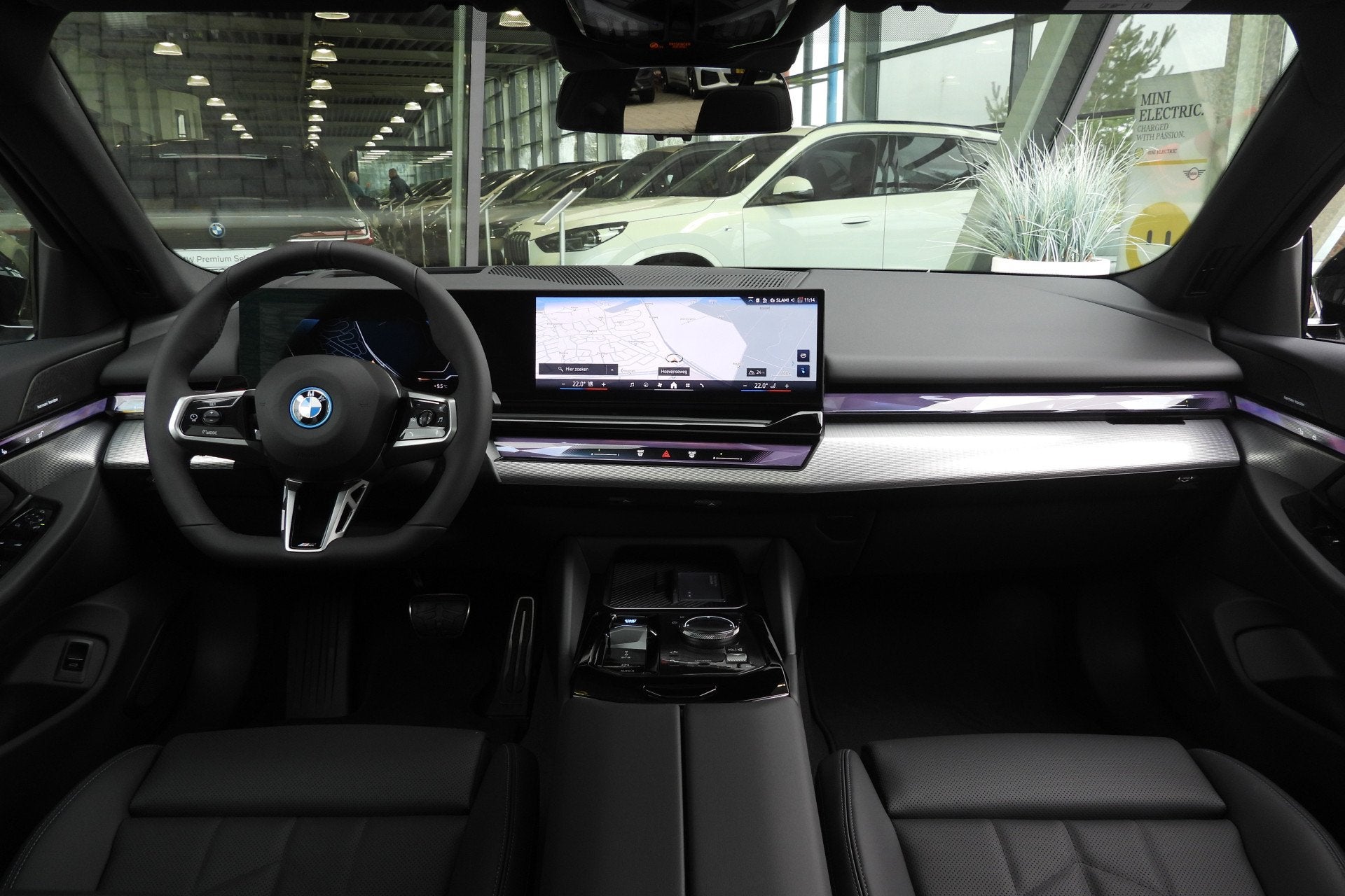 BMW i5 eDrive40 M Sport / Panoramadak / M Sportonderstel / C, Automaat, 2095 kg, Achterwielaandrijving, Zwart