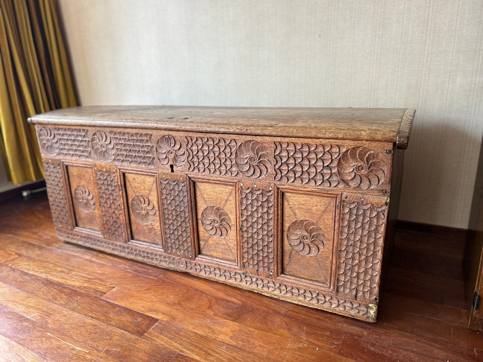 Antieke eikenhouten kist met prachtig houtsnijwerk, Ophalen, 50 – 75, Gebruikt, 100 tot 150 cm