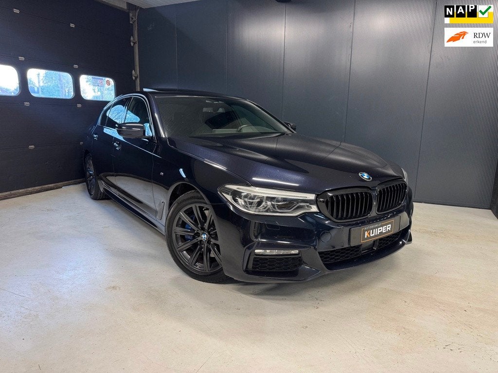 BMW 5-serie 530d High Executive M pakket PanoDak 360 Camera, Auto's, BMW, Achterwielaandrijving, Gebruikt, Euro 6, 2993 cc
