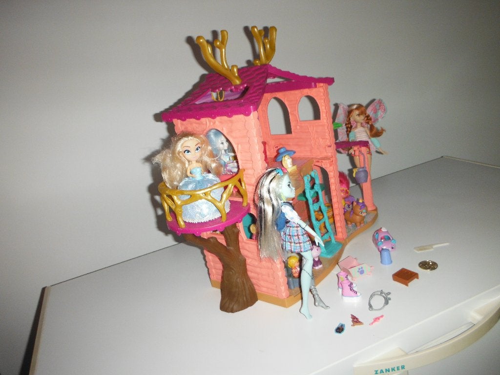Foto 7 van poppenhuis met barbiepoppen