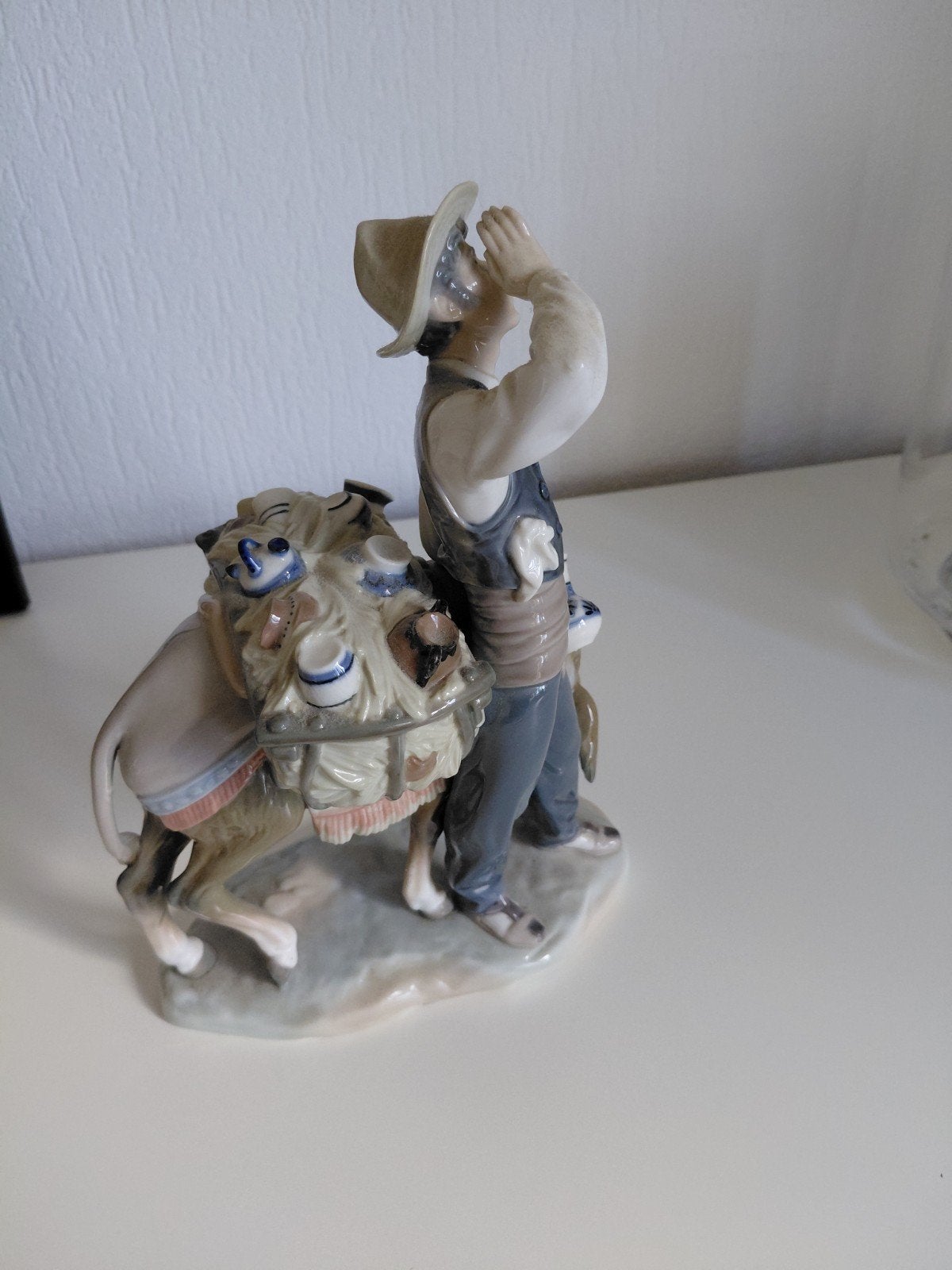 porselein ladrobeeld man met ezel, Ophalen, Zo goed als nieuw, Mens