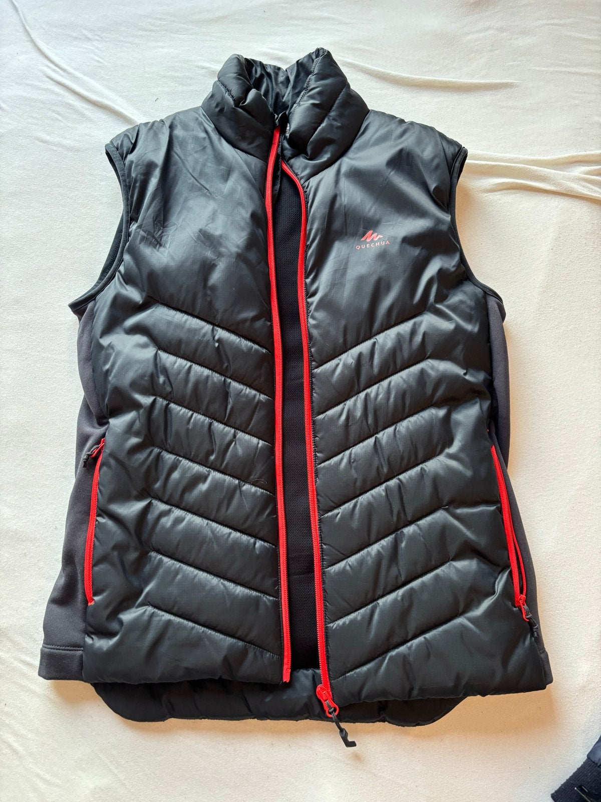 Quechua Bodywarmer Zwart/Rood Maat M, Kleding | Dames, Bodywarmers, Ophalen, Zo goed als nieuw, Maat 36 (S), Zwart