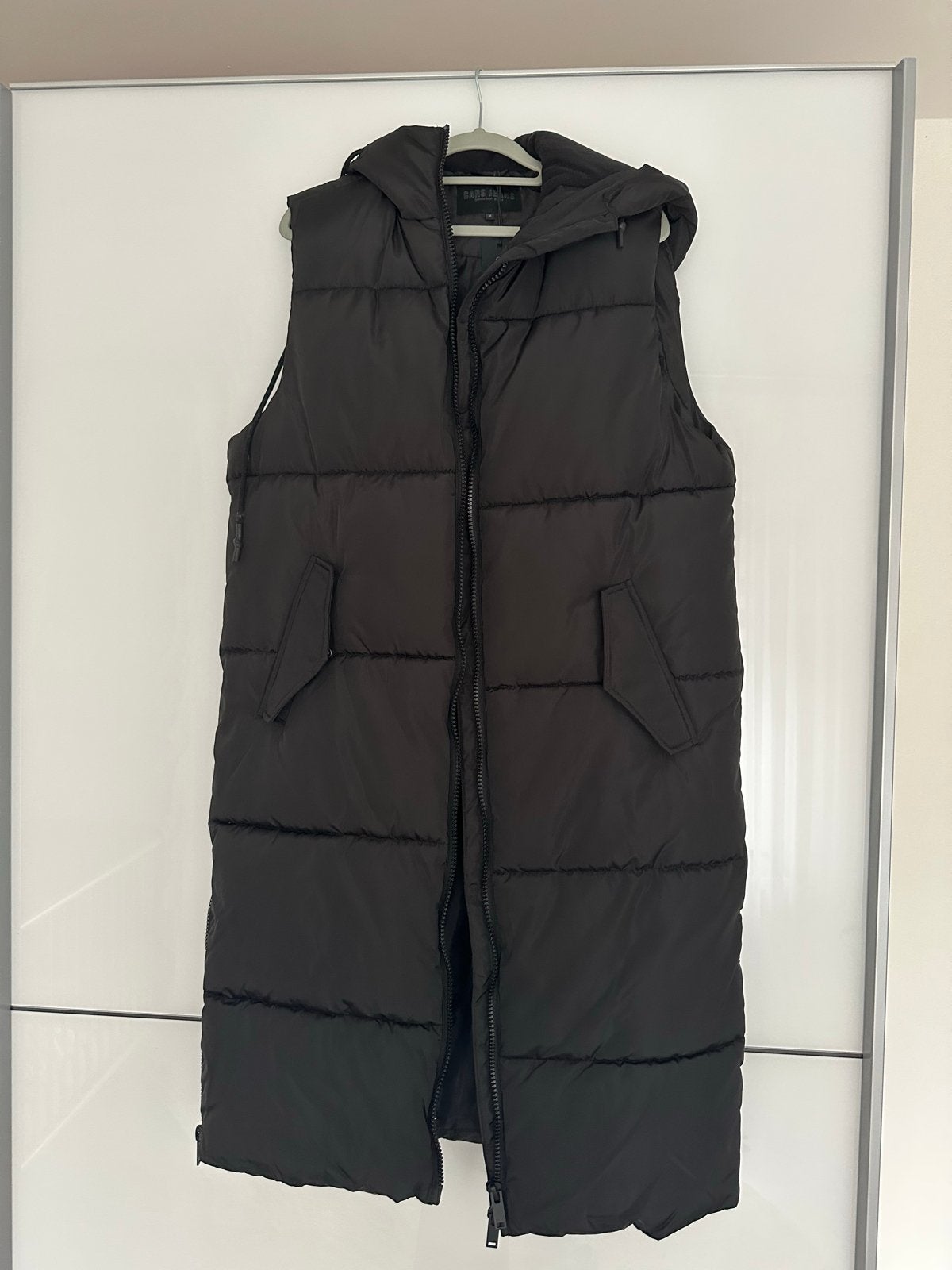 Lange zwarte bodywarmer van Cars Jeans, maat M, Kleding | Dames, Bodywarmers, Ophalen of Verzenden, Nieuw, Maat 38/40 (M), Zwart