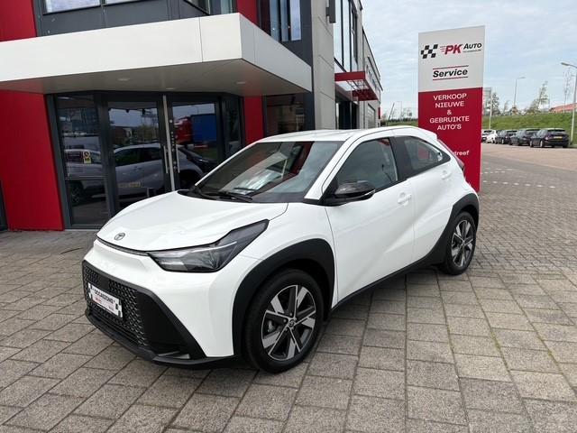 Toyota Aygo X Hybrid | Navi | Cruise | Camera | 16 km Nieuwe, 12 maanden, Stof, Gebruikt, 4 stoelen