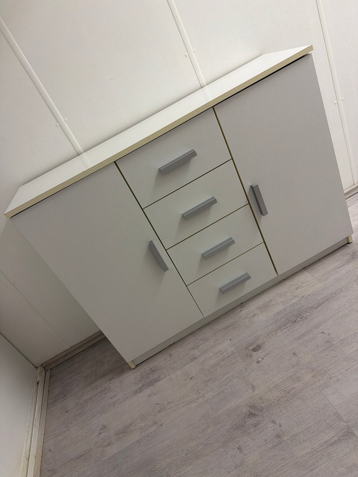 Gratis: Witte ladekast/dressoir met deuren en planken, Ophalen, Gebruikt, 100 tot 150 cm, Met lade(s)
