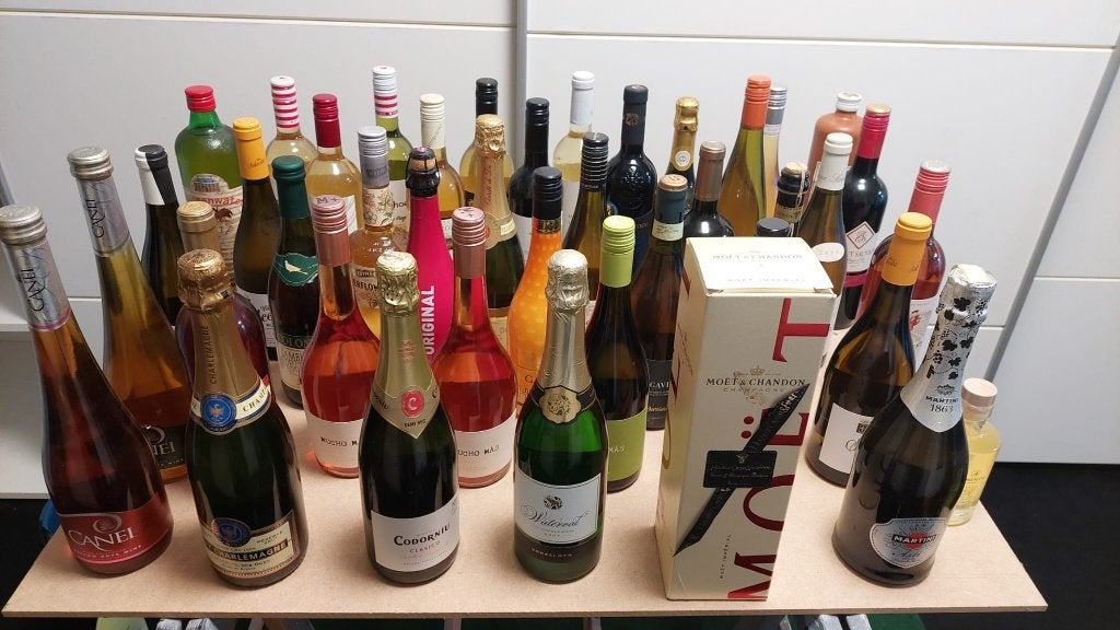 Kelderopruiming met  wijnen (alcoholische drank), Verzamelen, Ophalen, Nieuw, Overige gebieden, Overige typen