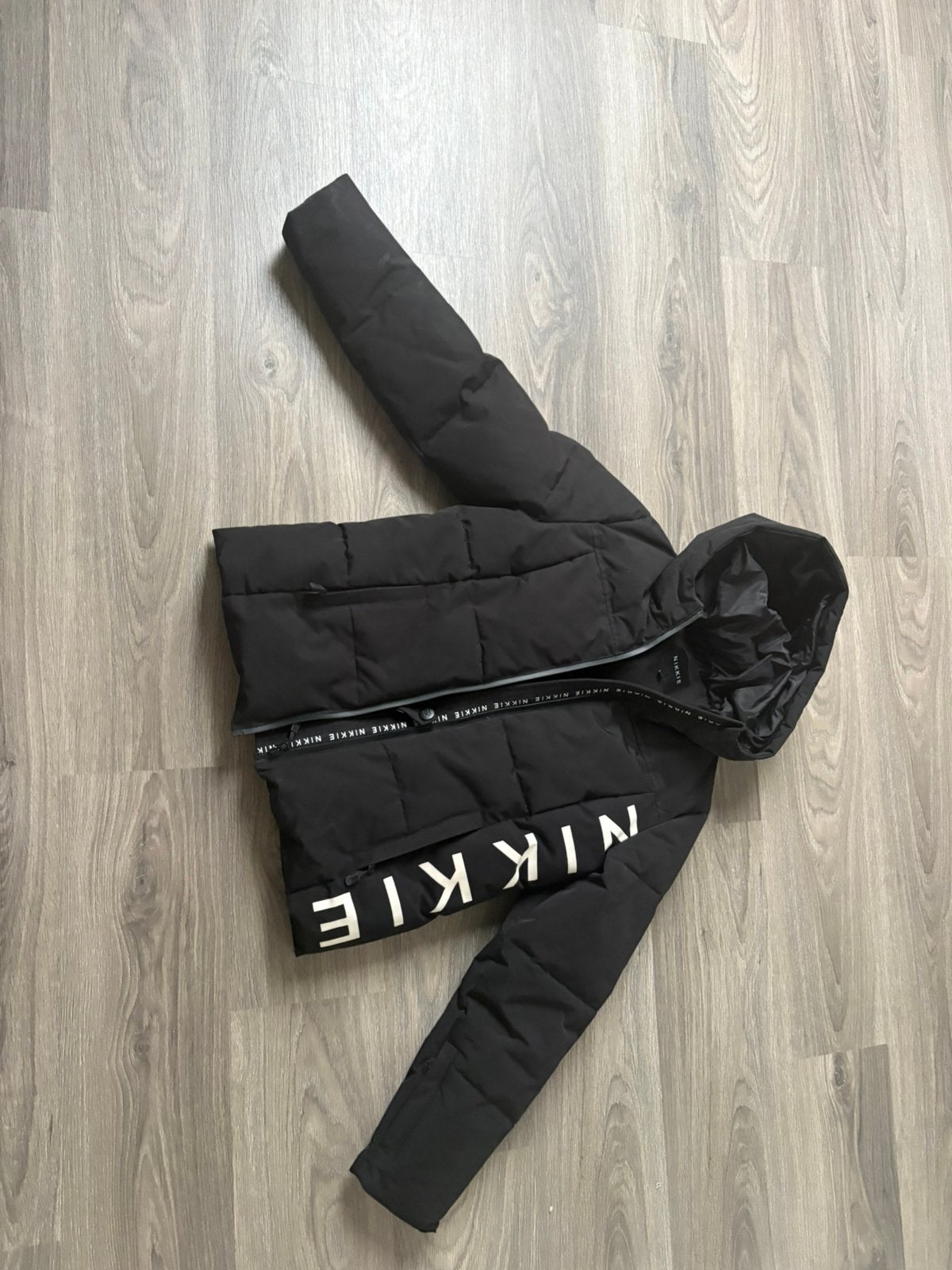 Winterjas Nikkie, Verzenden, Nieuw, Maat 38/40 (M), Zwart
