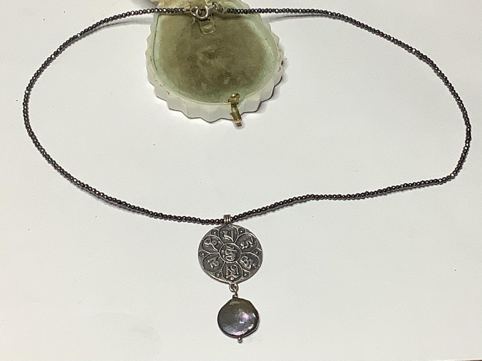 PRACHTIG COLLIER MET BEWERKTE HANGER, ZILVER MET PARELMOER, Verzenden, Zilver, Ketting