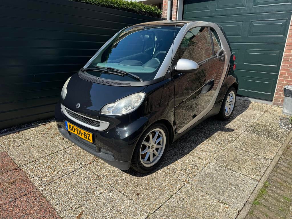 Smart ForTwo semi automaat / met car play / zwart, Automaat, Achterwielaandrijving, 18 €/maand, 23 km/l