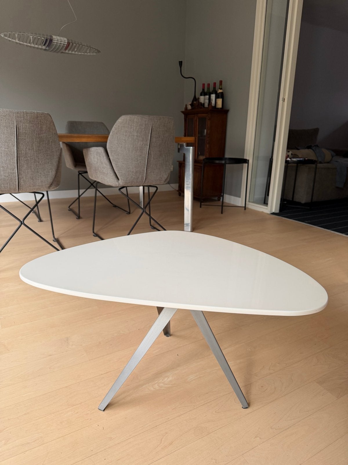 Moderne witte salontafel met metalen onderstel, Ophalen, Gebruikt, 50 tot 100 cm, 50 tot 100 cm