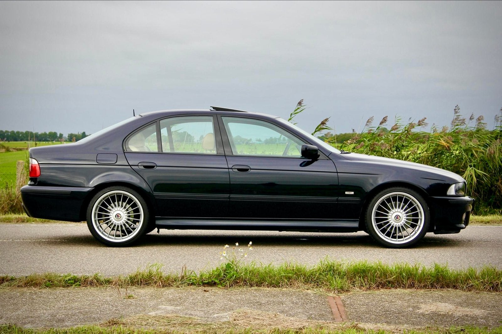 BMW 5-Serie 535i V8 Aut, M-Pakket, leder, Sch.dak, Carbon zw, Auto's, BMW, Automaat, Achterwielaandrijving, 2000 kg, Zwart