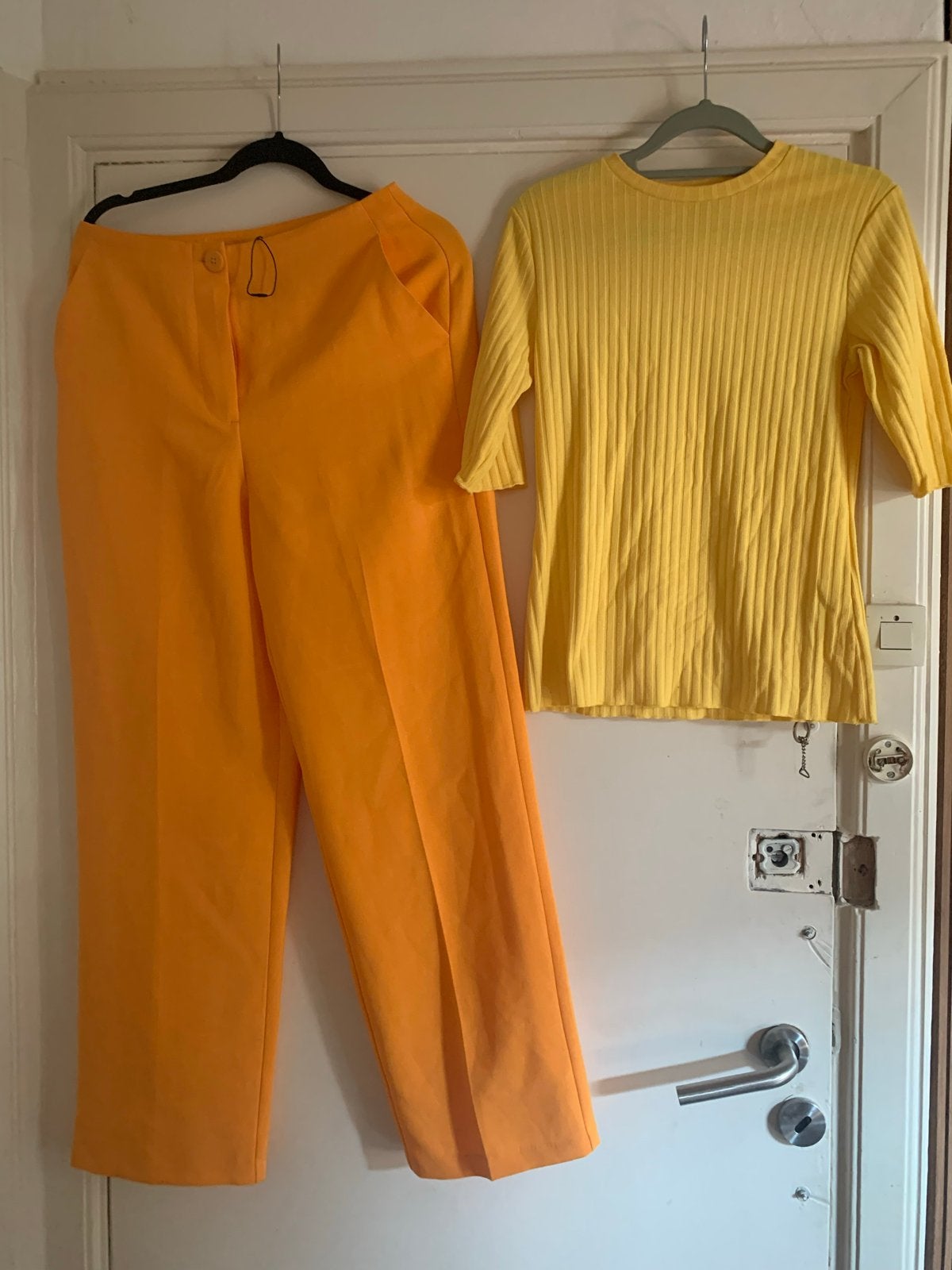 Gele broek en truitje set - Primark & Zara, Ophalen of Verzenden, Gedragen, Maat 38/40 (M), Geel