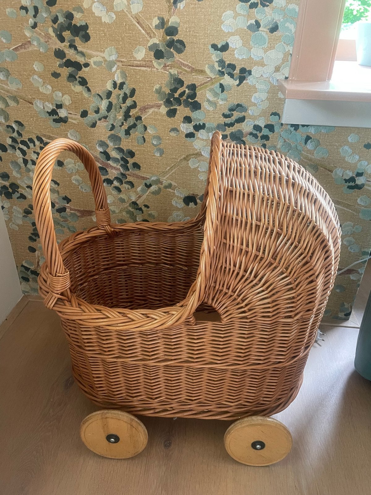 Stevige rieten poppenwagen met houten wielen, Ophalen of Verzenden, Gebruikt, Overige typen