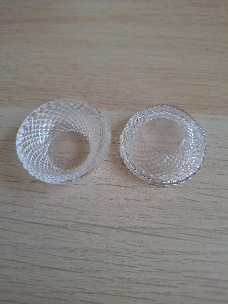 2 kleine kristallen (bakjes, diamantslijpsel, 4 cm doorsnede, Antiek en Kunst, Ophalen of Verzenden